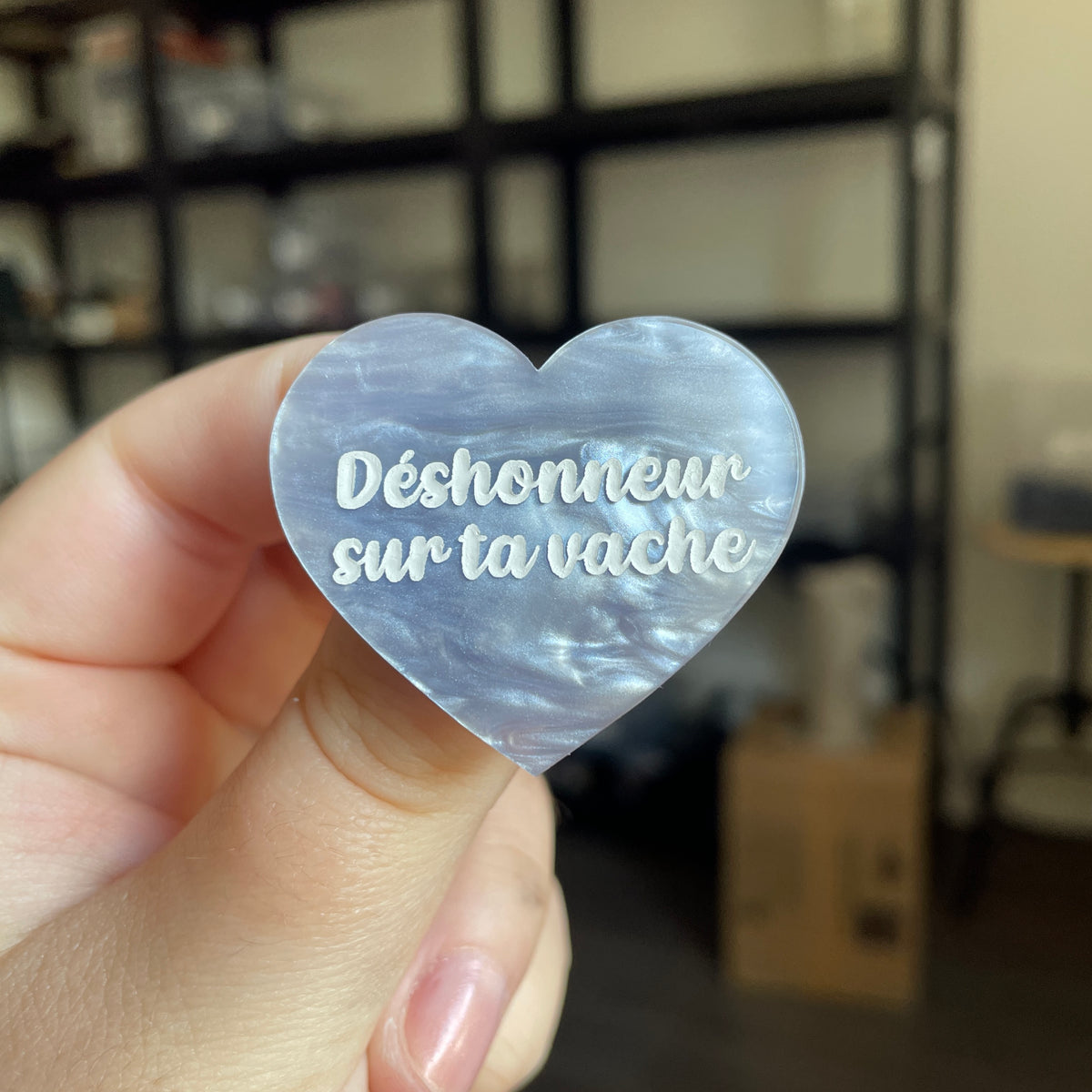 Broche "Déshonneur sur ta vache" en acrylique marbrée bleue/grise