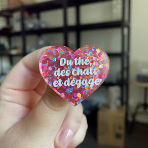 Broche "Du thé, des chats et dégage" en acrylique semi transparente avec des confettis corail