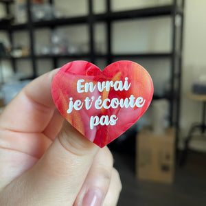 Broche "En vrai je t'écoute pas" en acrylique marbrée rouge, blanche et dorée