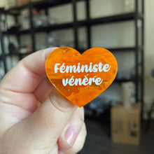 Charger l&#39;image dans la galerie, Broche &quot;Féministe vénère&quot; en acrylique japonaise semi transparente orange avec des confettis