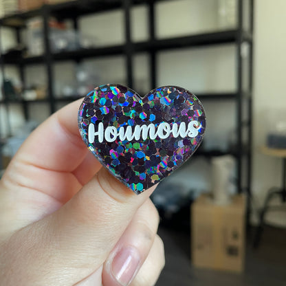 Broche "Houmous" en acrylique semi transparente avec des confettis noirs