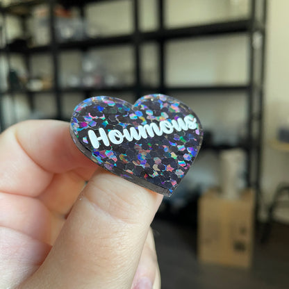 Broche "Houmous" en acrylique semi transparente avec des confettis noirs