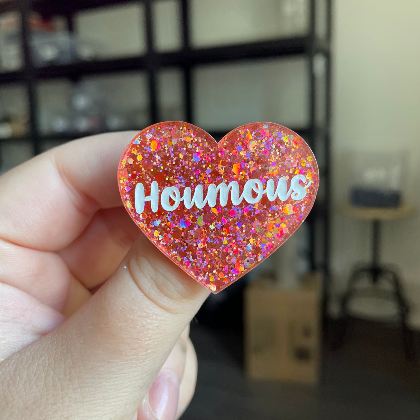 Broche "Houmous" en acrylique semi transparente avec des paillettes corail