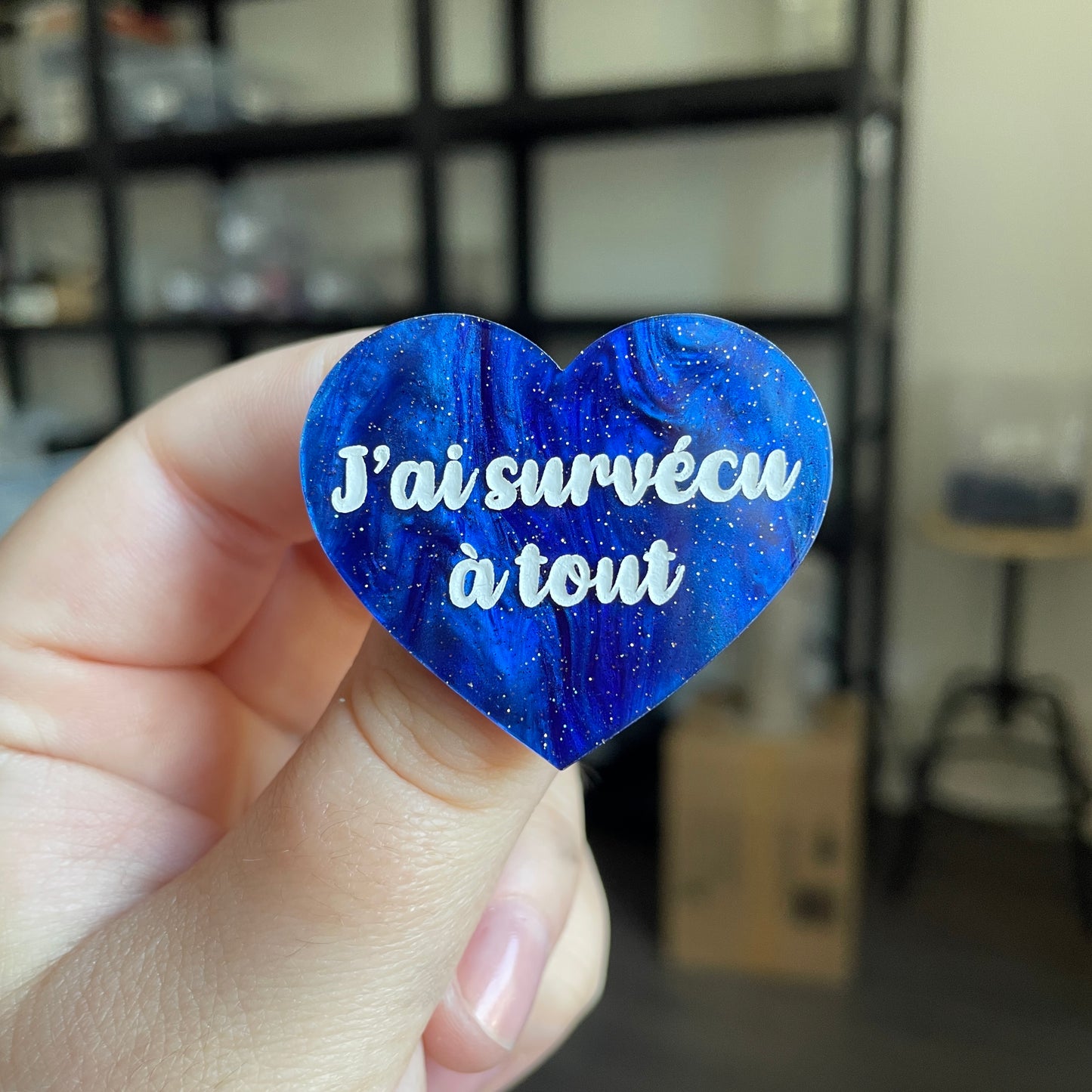 Broche "J'ai survécu à tout" en acrylique marbrée bleue à paillettes