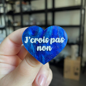 Broche "J'crois pas non" en acrylique marbrée bleue à paillettes
