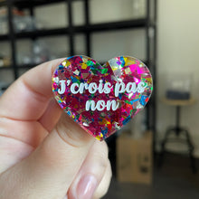 Charger l&#39;image dans la galerie, Broche &quot;J&#39;crois pas non&quot; en acrylique transparente avec des éclats de confettis roses et multicolores