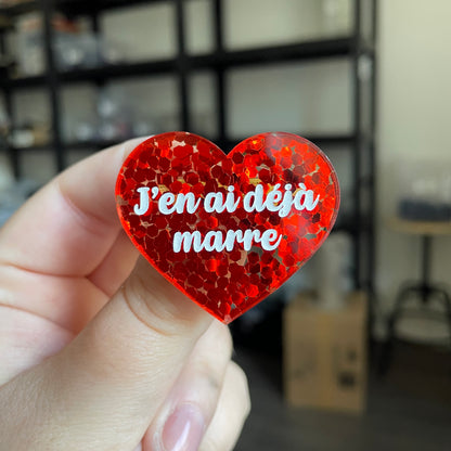 Broche "J'en ai déjà marre" en acrylique semi transparente avec des confettis rouges