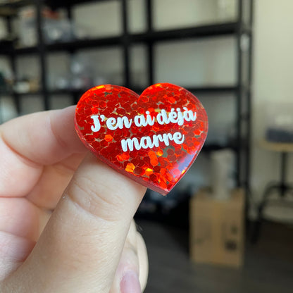Broche "J'en ai déjà marre" en acrylique semi transparente avec des confettis rouges