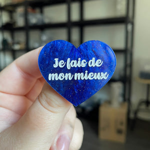 Broche "Je fais de mon mieux" en acrylique marbrée bleue à paillettes