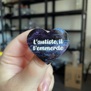 Broche "L'autiste, il t'emmerde" en acrylique marbrée bleue, noire et violette à paillettes