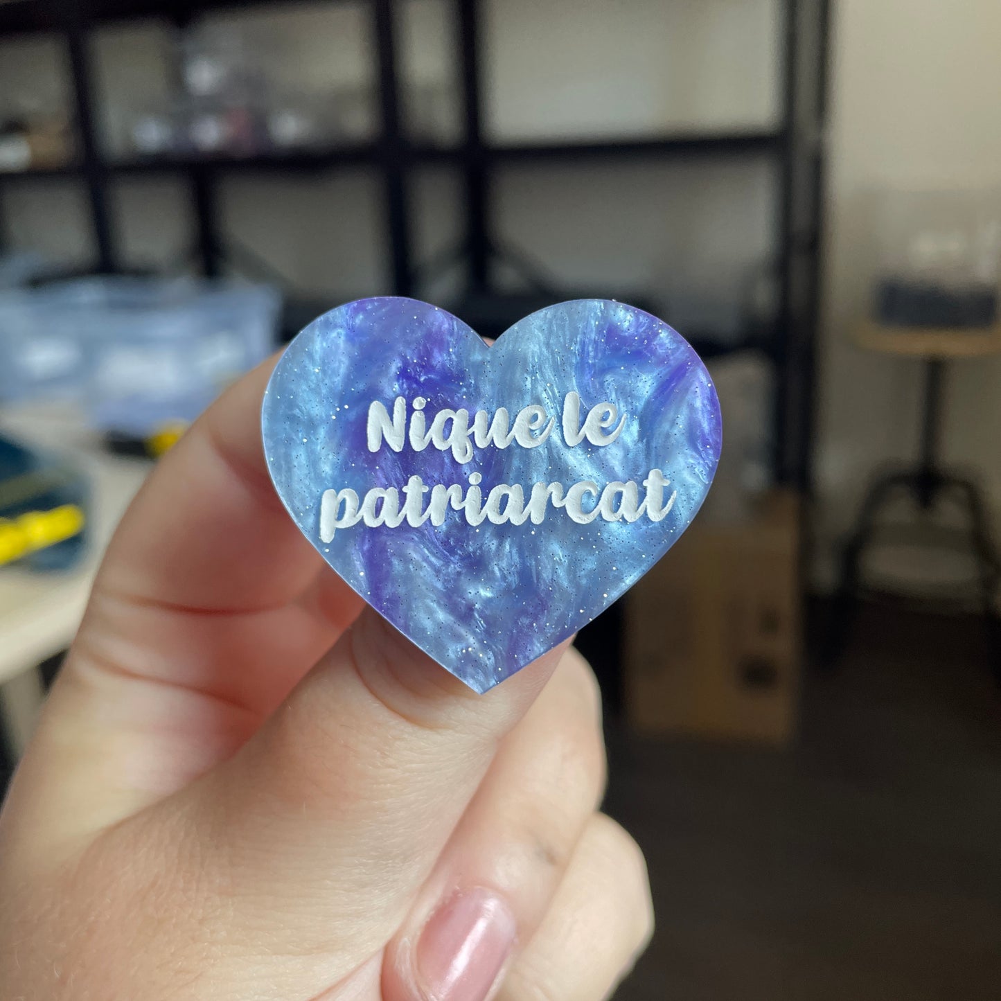 Broche "Nique le patriarcat" en acrylique marbrée violette et bleue