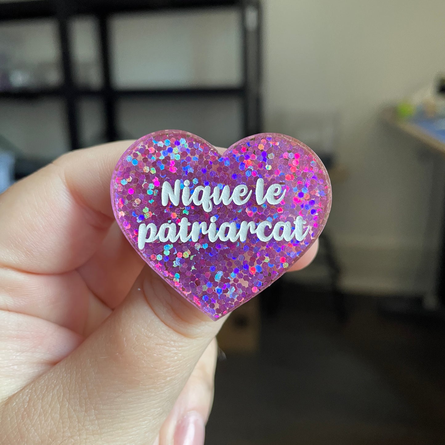 Broche "Nique le patriarcat" en acrylique semi transparente avec des paillettes violettes