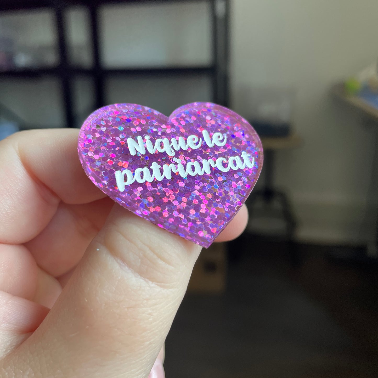 Broche "Nique le patriarcat" en acrylique semi transparente avec des paillettes violettes