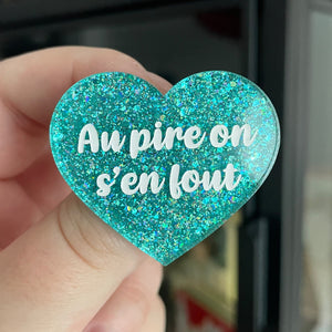 Broche "Au pire on s'en fout" en acrylique à paillettes turquoise