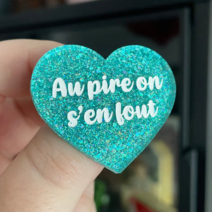 Broche "Au pire on s'en fout" en acrylique à paillettes turquoise