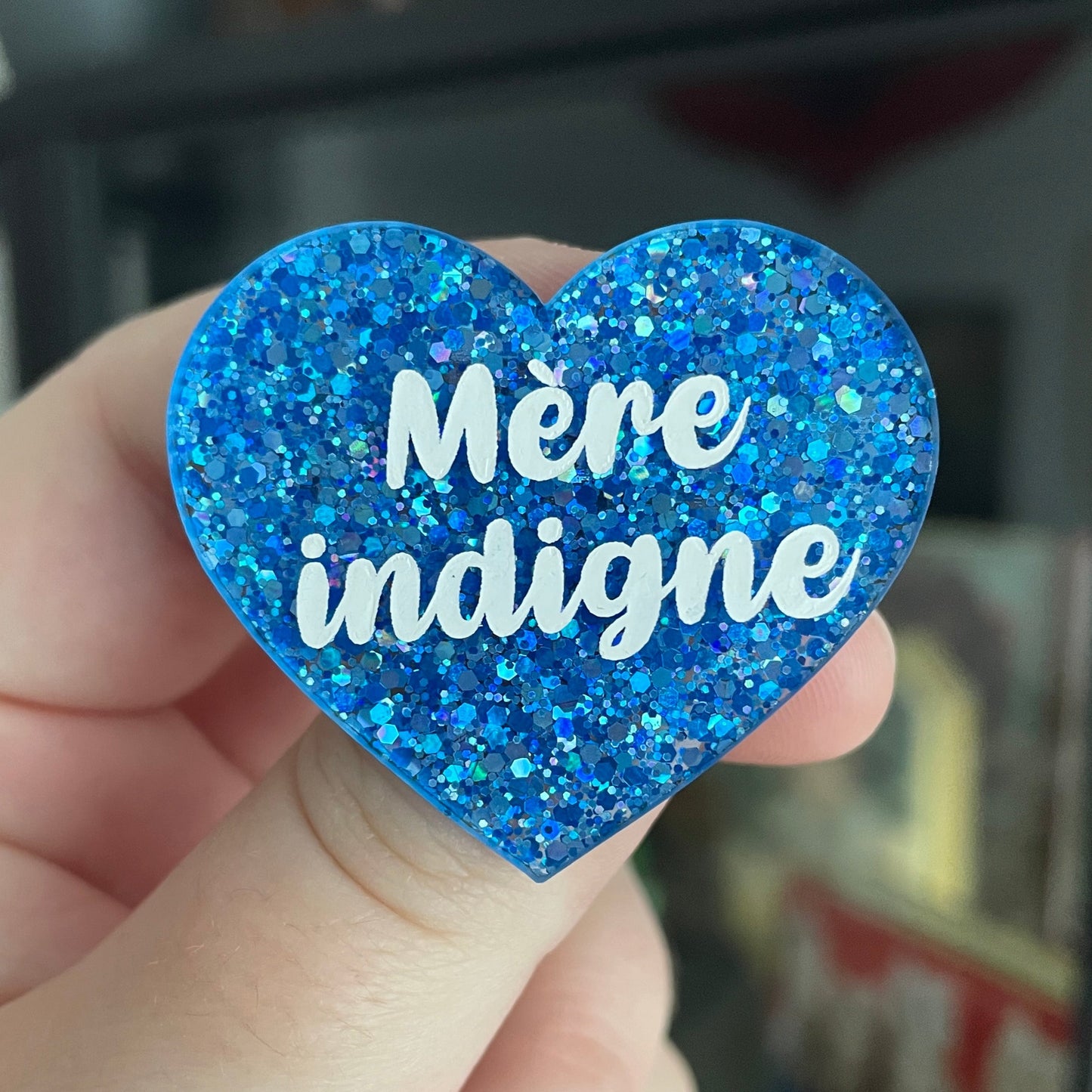 Broche "Mère indigne" en acrylique à paillettes bleues