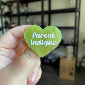 Broche "Parent indigne" en acrylique marbrée verte et dorée