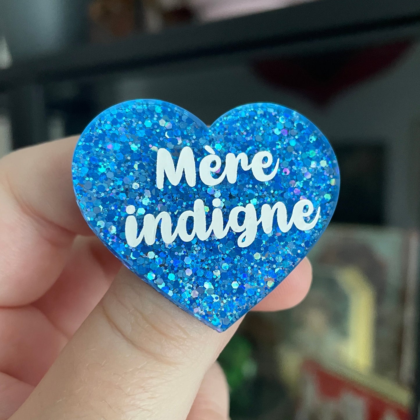 Broche "Mère indigne" en acrylique à paillettes bleues