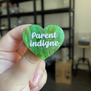 Broche "Parent indigne" en acrylique marbrée verte à paillettes