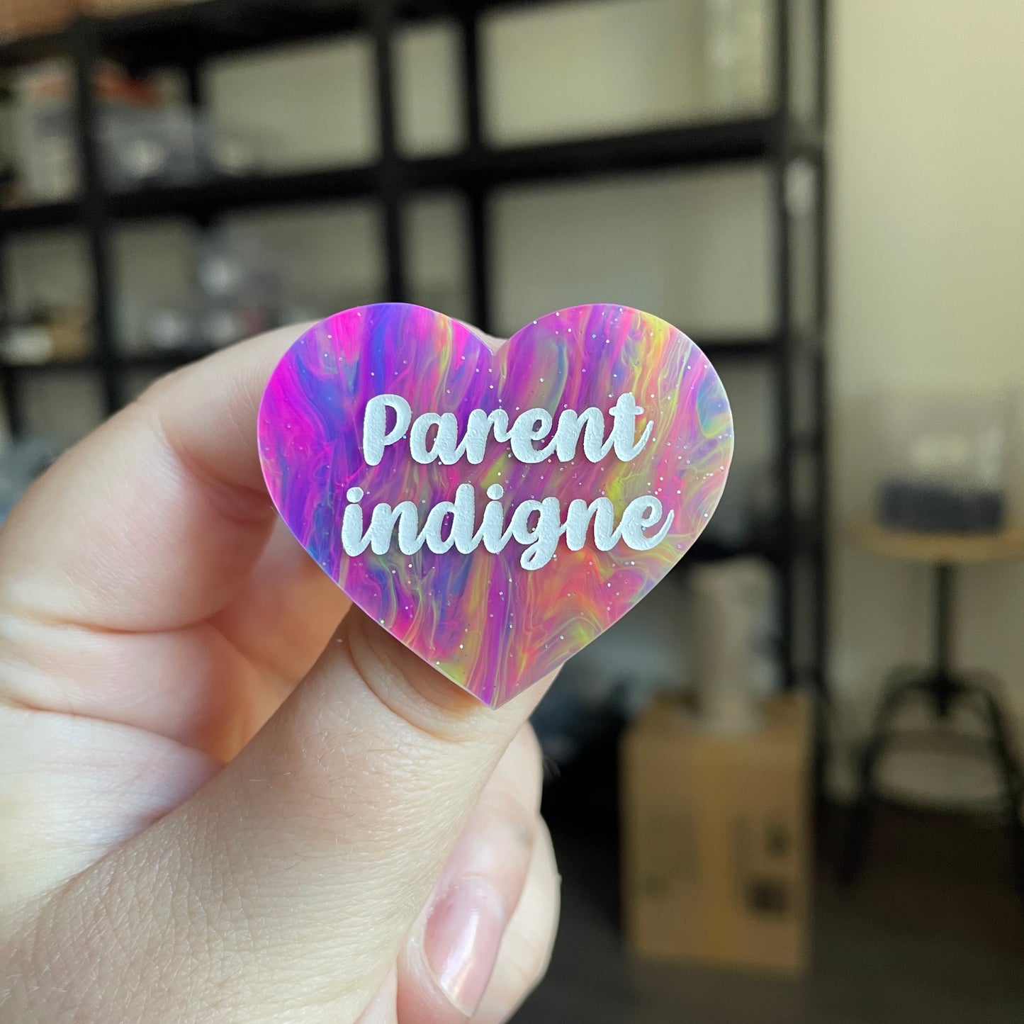 Broche "Parent indigne" en acrylique semi transparente marbrée multicolore