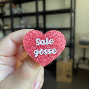 Broche "Sale gosse" en acrylique à paillettes roses