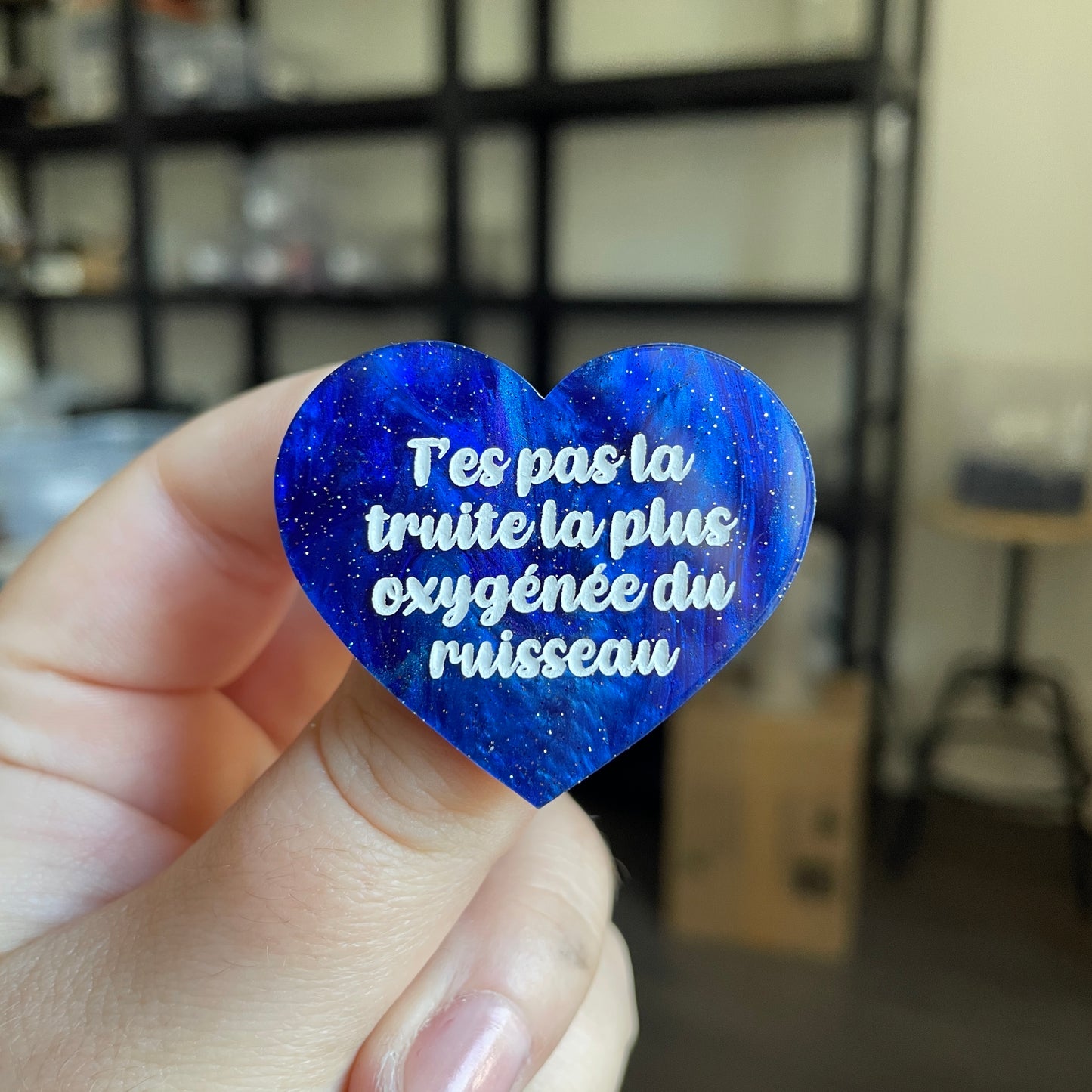 Broche "T'es pas la truite la plus oxygénée du ruisseau" en acrylique marbrée bleue à paillettes