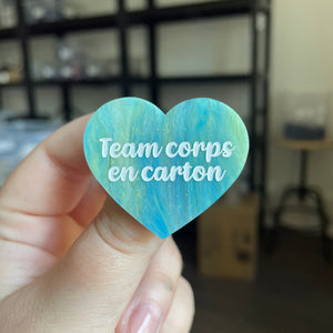 Broche "Team corps en carton" en acrylique marbrée bleue et jaune à paillettes