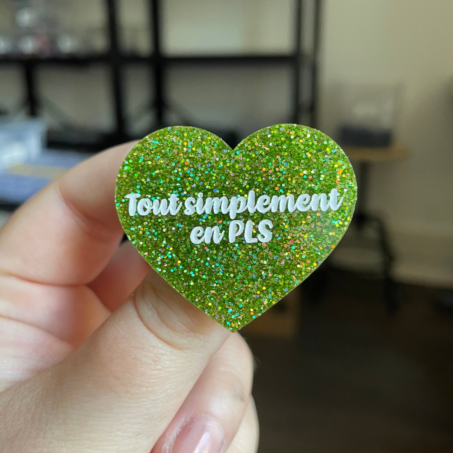 Broche "Tout simplement en PLS" en acrylique à paillettes vertes