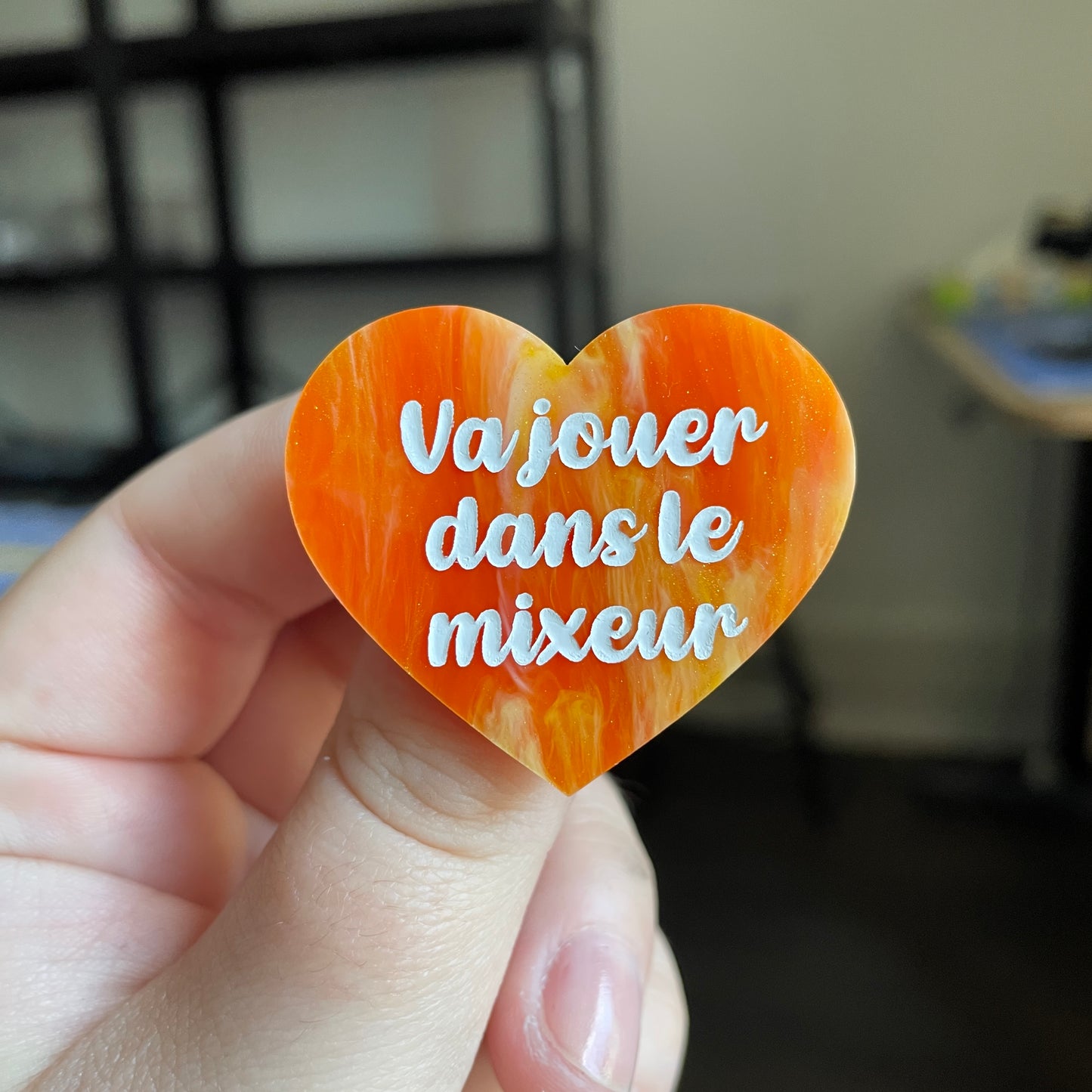 Broche "Va jouer dans le mixeur" en acrylique marbrée orange, dorée et blanche à paillettes
