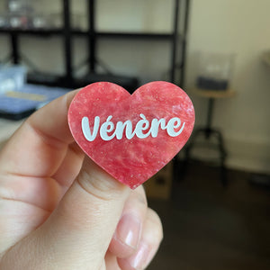 Broche "Vénère" en acrylique marbrée rose à paillettes