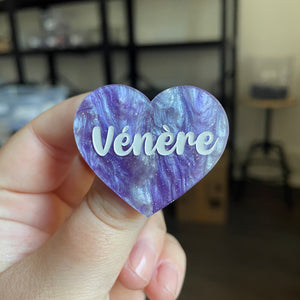 Broche "Vénère" en acrylique marbrée bleue et violette