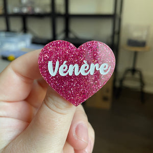 Broche "Vénère" en acrylique à paillettes magenta
