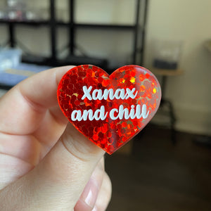 Broche "Xanax and chill" en acrylique semi transparente avec des confettis rouges