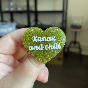 Broche "Xanax and chill" en acrylique à paillettes vertes