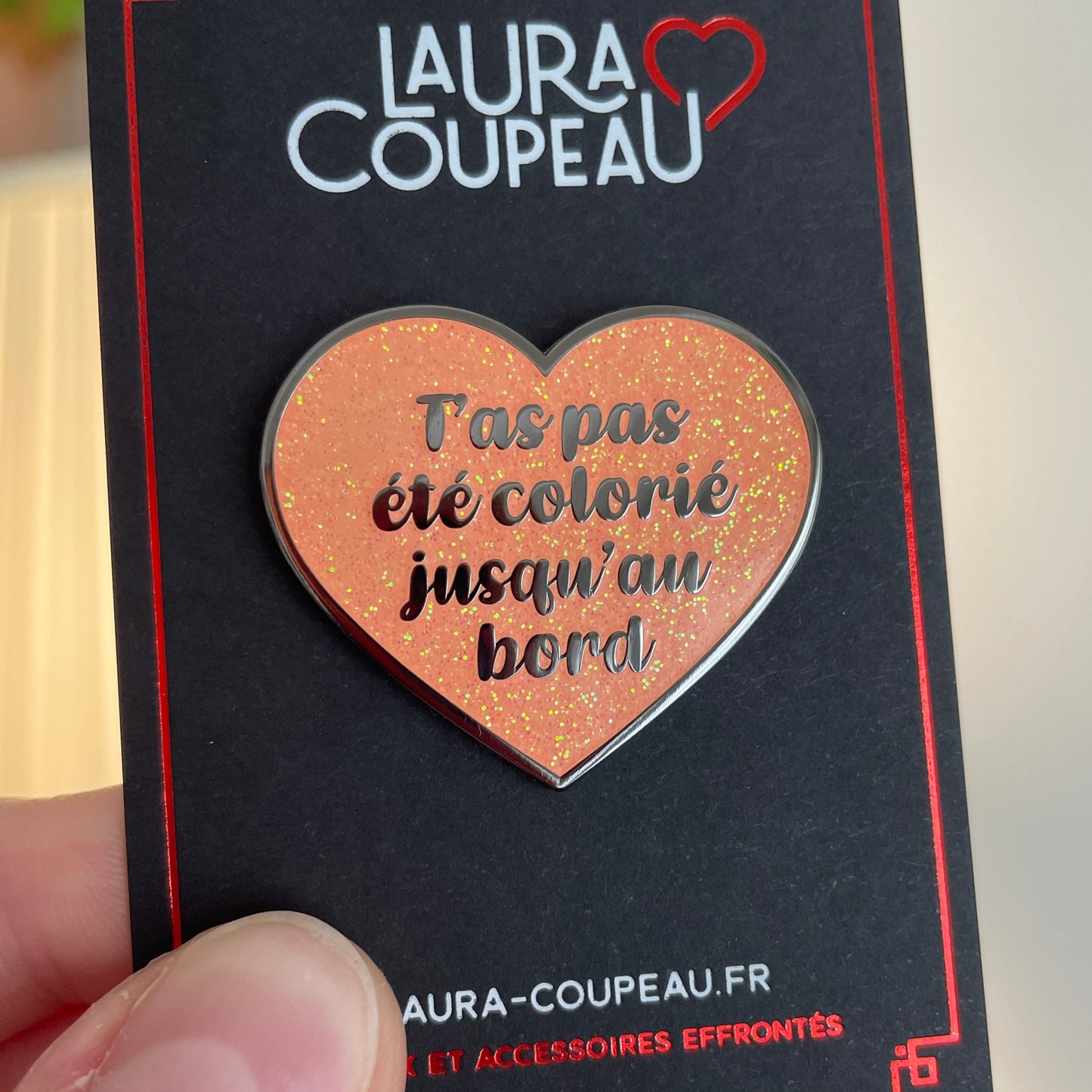 Pin en émail "T'as pas été colorié jusqu'au bord" orange à paillettes