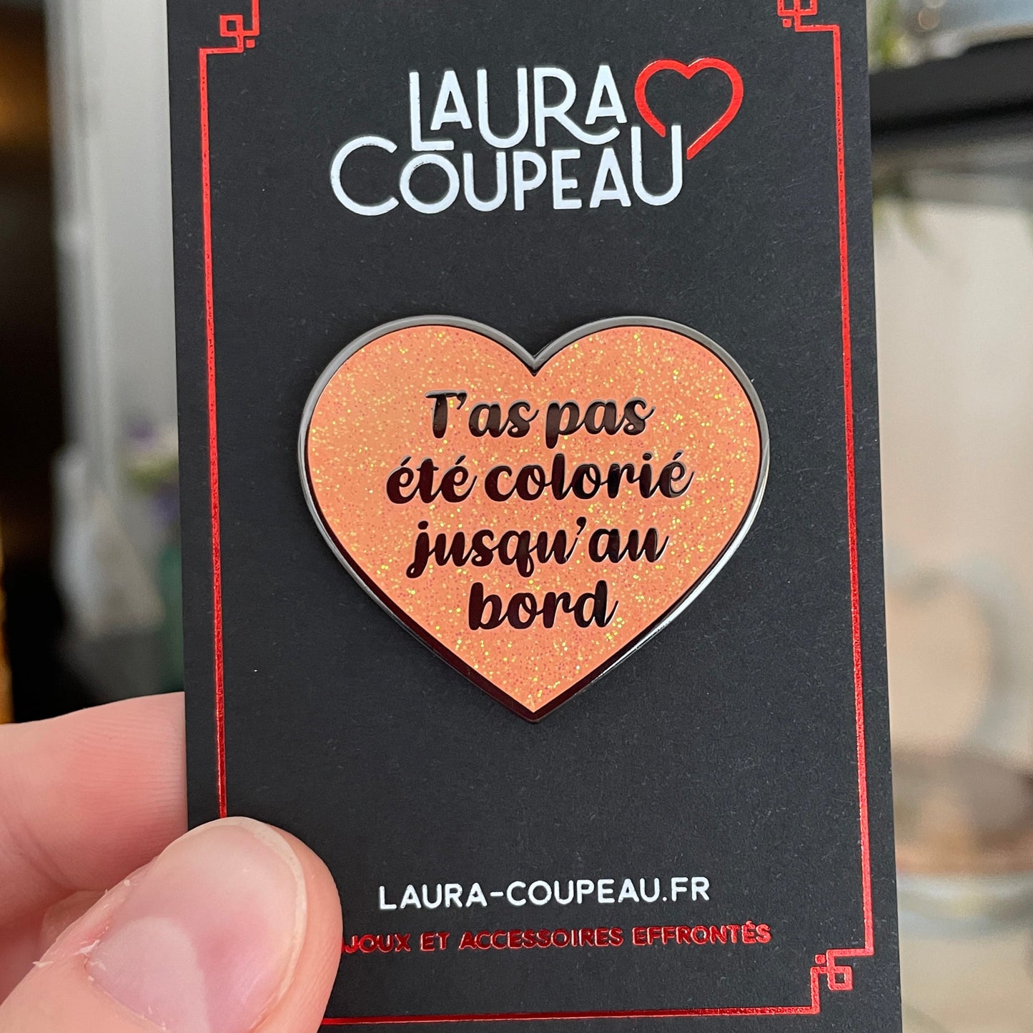 Pin en émail "T'as pas été colorié jusqu'au bord" orange à paillettes