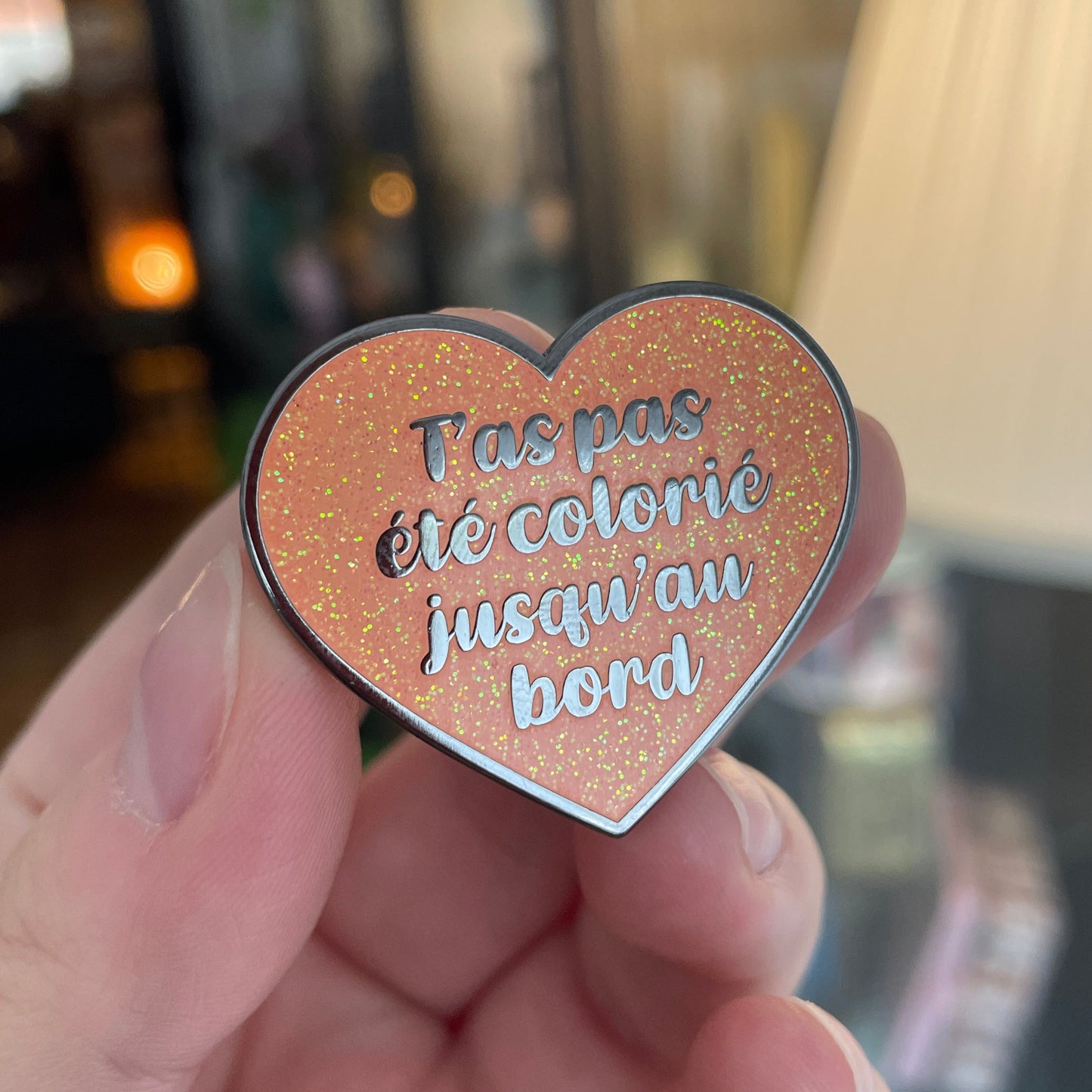 Pin en émail "T'as pas été colorié jusqu'au bord" orange à paillettes