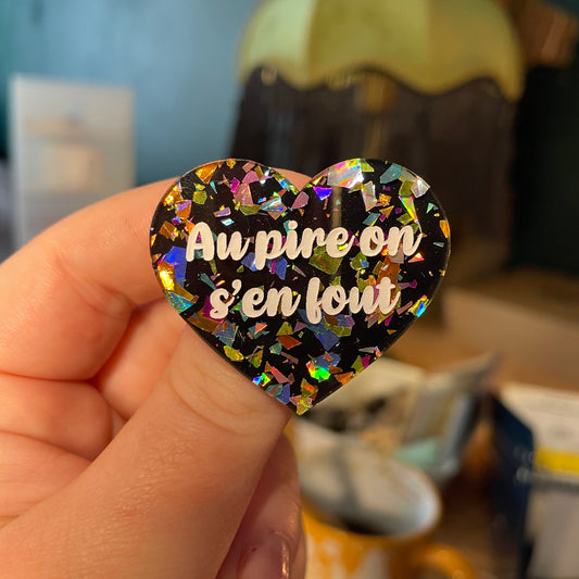 [Contrôle technique] Broche "Au pire on s'en fout" en acrylique noire avec des éclats de confettis multicolores