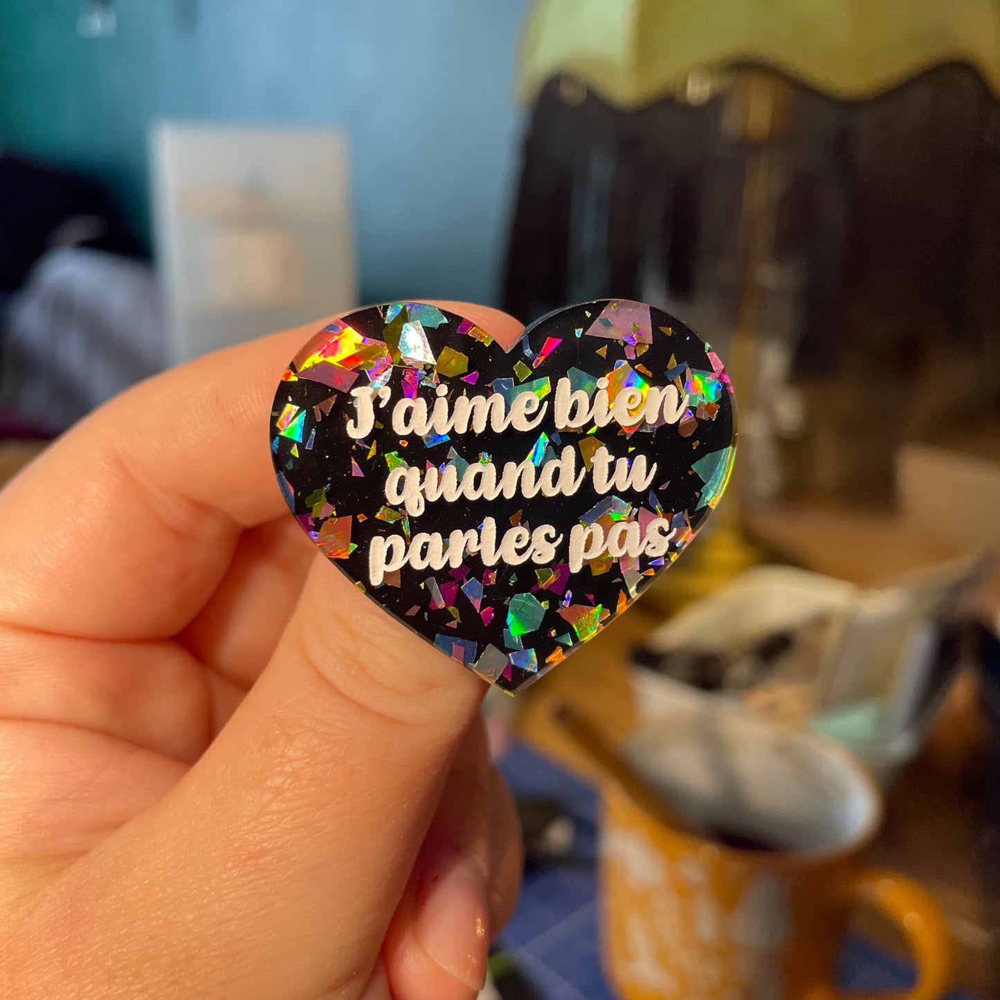 [Contrôle technique] Broche "J'aime bien quand tu parles pas" en acrylique noire avec des éclats de confettis multicolores