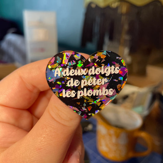 [Contrôle technique] Broche "A deux doigts de péter les plombs" en acrylique noire avec des éclats de confettis multicolores