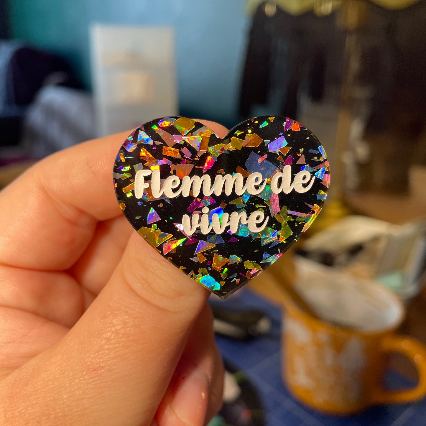 [Contrôle technique] Broche "Flemme de vivre" en acrylique noire avec des éclats de confettis multicolores