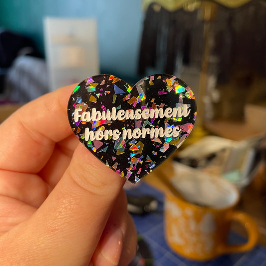 [Contrôle technique] Broche "Fabuleusement hors normes" en acrylique noire avec des éclats de confettis multicolores
