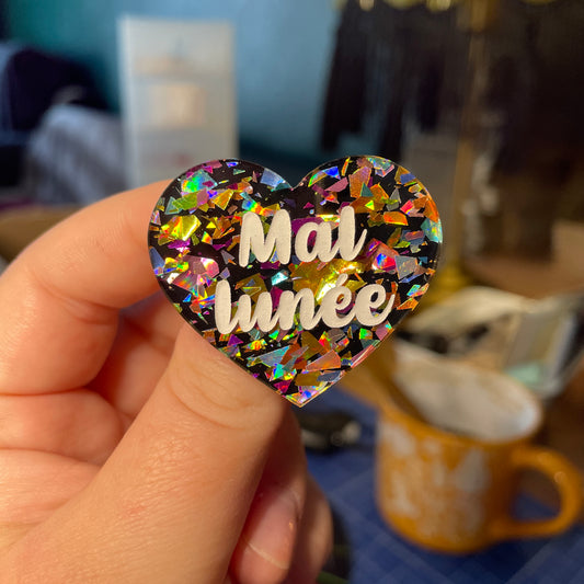 [Contrôle technique] Broche "Mal lunée" en acrylique noire avec des éclats de confettis multicolores