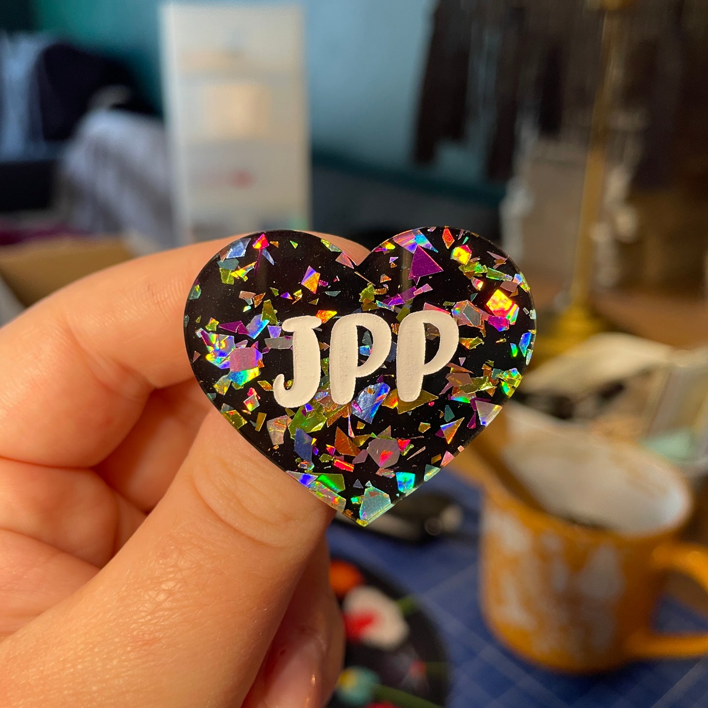 [Contrôle technique] Broche "JPP" en acrylique noire avec des éclats de confettis multicolores