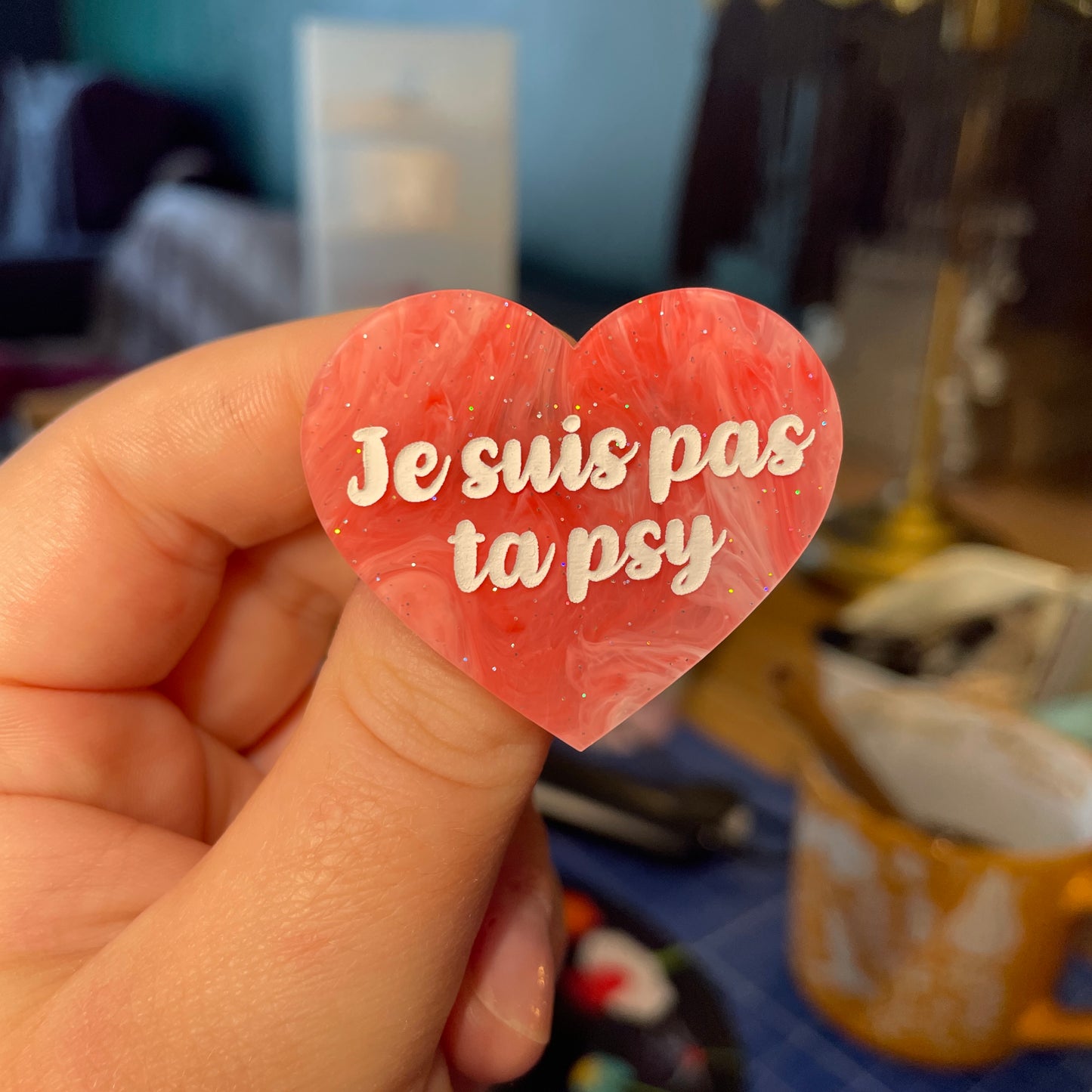 [Contrôle technique] Broche "Je suis pas ta psy" en acrylique semi transparente rouge et rose