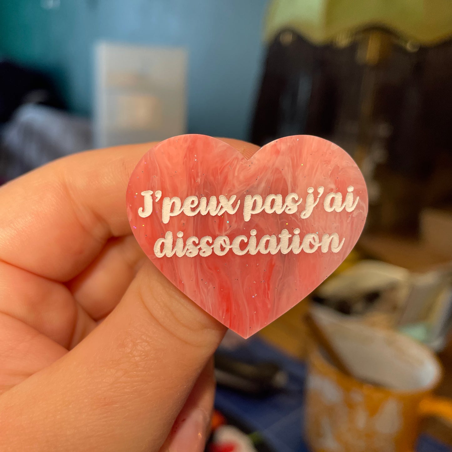 [Contrôle technique] Broche "J'peux pas j'ai dissociation" en acrylique semi transparente rouge et rose