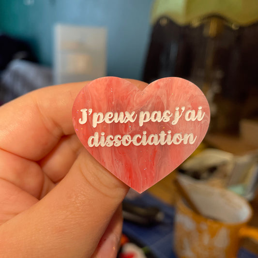 [Contrôle technique] Broche "J'peux pas j'ai dissociation" en acrylique semi transparente rouge et rose