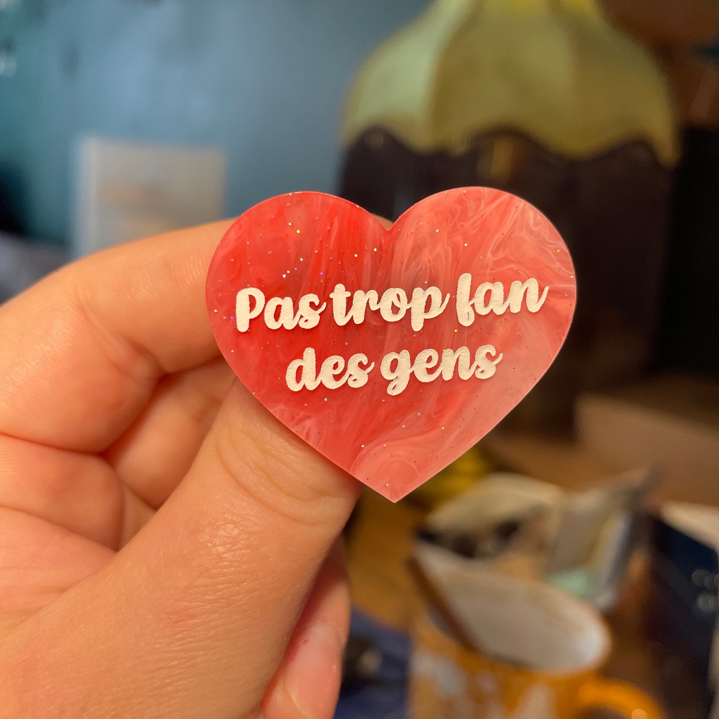 [Contrôle technique] Broche "Pas trop fan des gens" en acrylique semi transparente rouge et rose