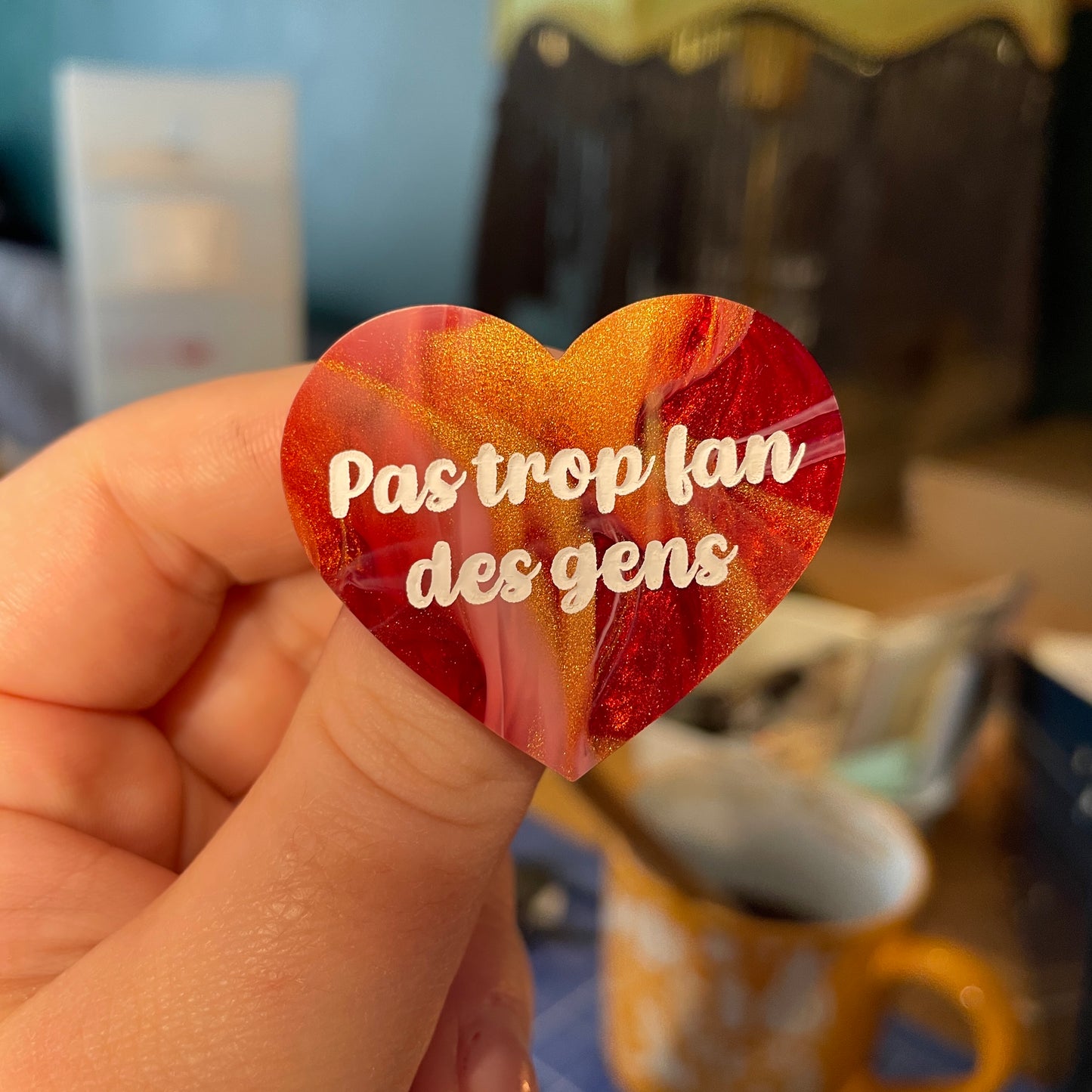 [Contrôle technique] Broche "Pas trop fan des gens" en acrylique marbrée rouge, blanche et dorée