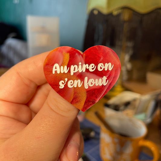 [Contrôle technique] Broche "Au pire on s'en fout" en acrylique marbrée rouge, blanche et dorée